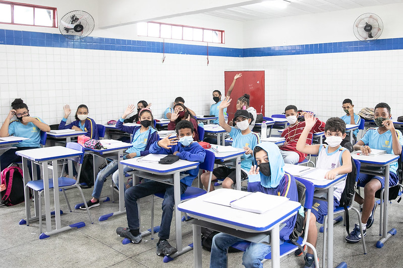 Contagem tem volta às aulas com...