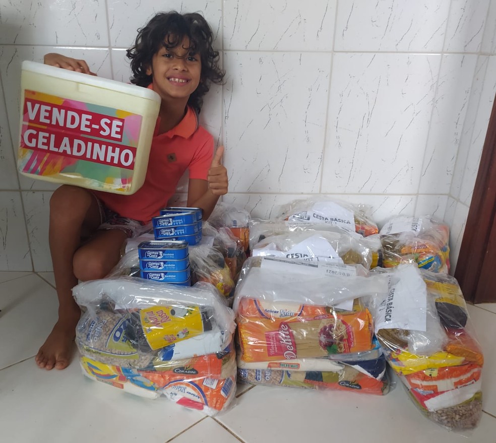 Menino de 7 anos junta dinheiro com venda de 'geladinhos' na Bahia e doa  cestas básicas para famílias carentes | Bahia | G1